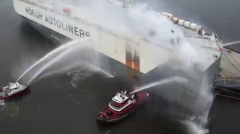 fire on car carrier Höegh Xiamen