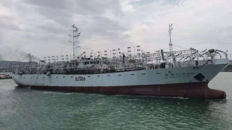 Fishing vessel Lu Peng Yuan Yu 028 at port