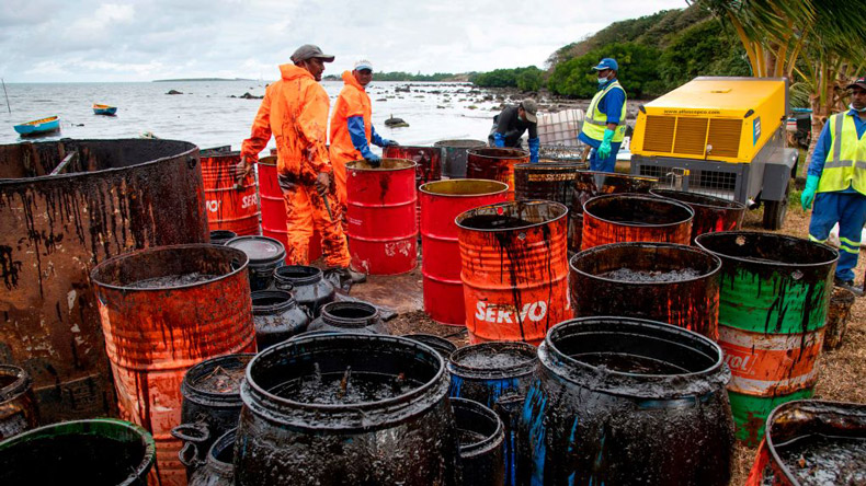 Mauritius_clean-up after Wakashio