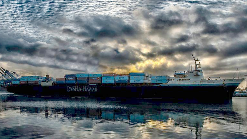 Containership Horizon Spirit entering port