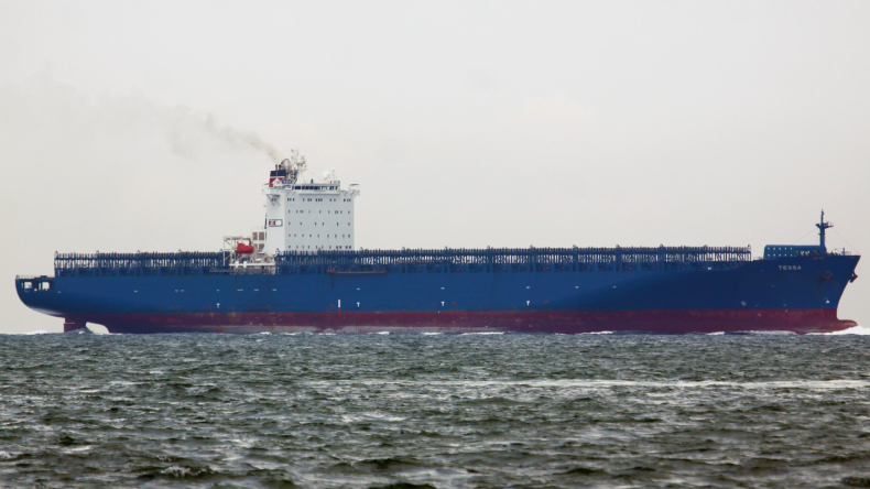 Post-panamax boxship Tessa built 2005 