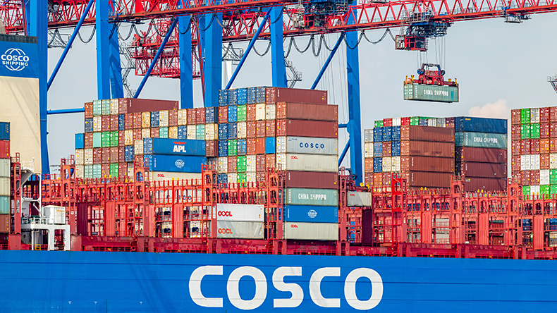 A container ship of the COSCO shipping line is unloaded in the port.