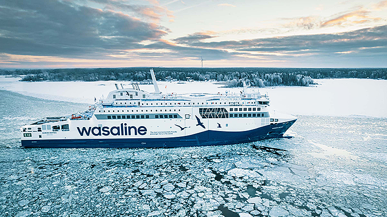 Finland-flagged passenger roro Aurora Botnia.