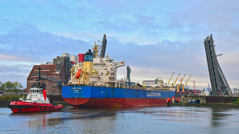 Panamax vessel Hong Yuan  Cosco dry bulk Credit Hasenpusch Photo