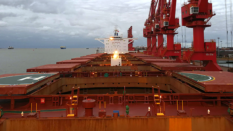 Dry bulker Squireship at port