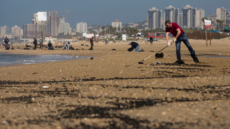 Cleaning oil off beach at Haifa February 2021 Credit: Amir Levy/Getty Images