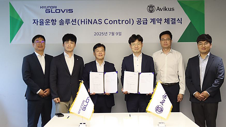 Representatives from Hyundai Glovis and Avikus sign a deal to deploy the Hyundai Intelligent Navigation Assistant System on its vessels.