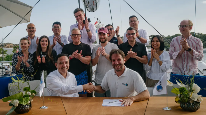 Representatives of Eastern Pacific and Fujian Shipbuilding at a signing ceremony.