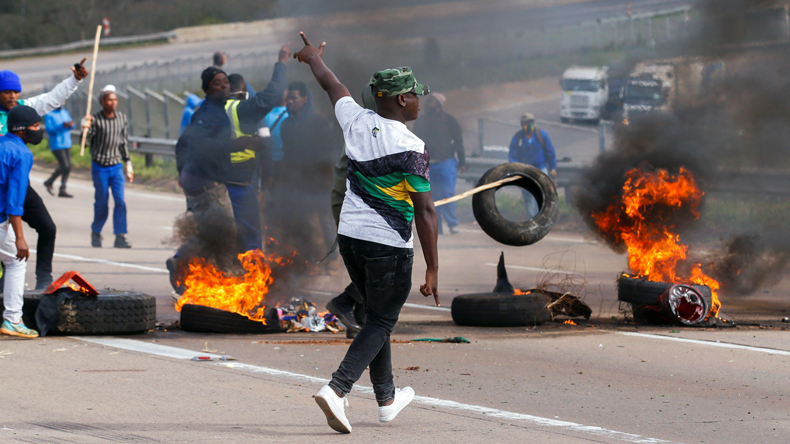 South Africa: Supporters of the arrested Jacob Zuma blocking a freeway. REUTERS / Alamy Stock Photo