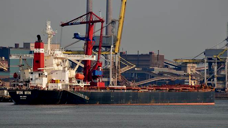 Bulk vessel Win Win at port
