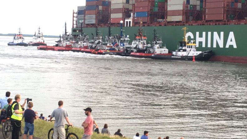 Tugs pushing CSCL Jupiter