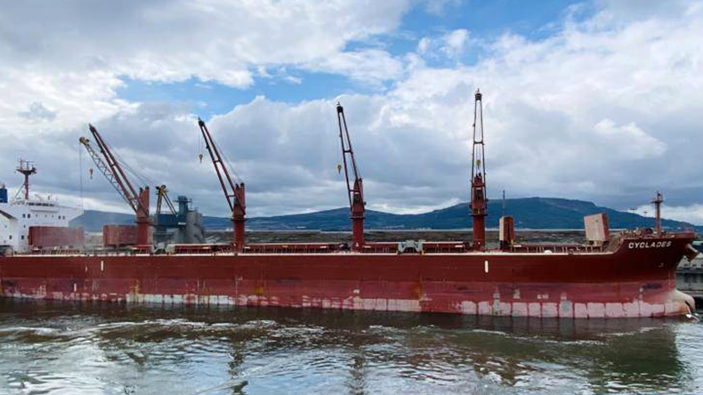 Dry bulk ship Cyclades at port