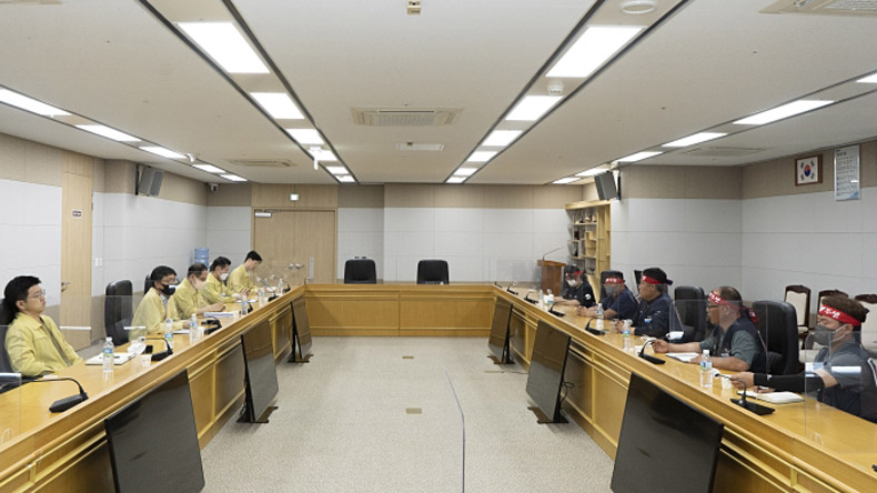 South Korea truckers strike talks with government