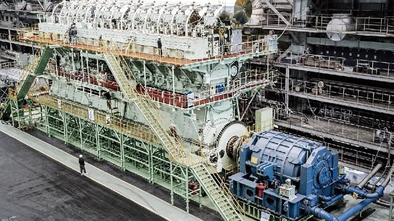Hanwha Engine workers with vessel engine