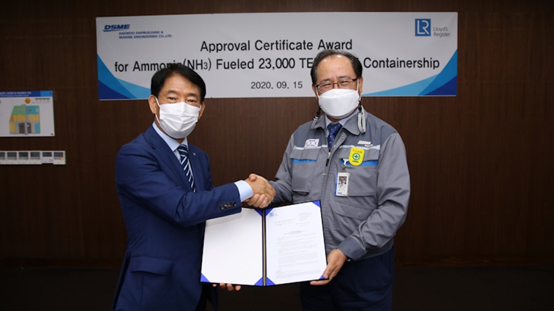 Jin-Tae Lee, LR’s Marine and Offshore President for North East Asia awarded AiP certificate to Odin Kwon, CTO of DSME, Executive Vice President. 