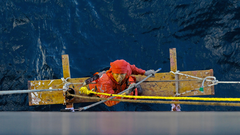 Seafarer painting side of ship