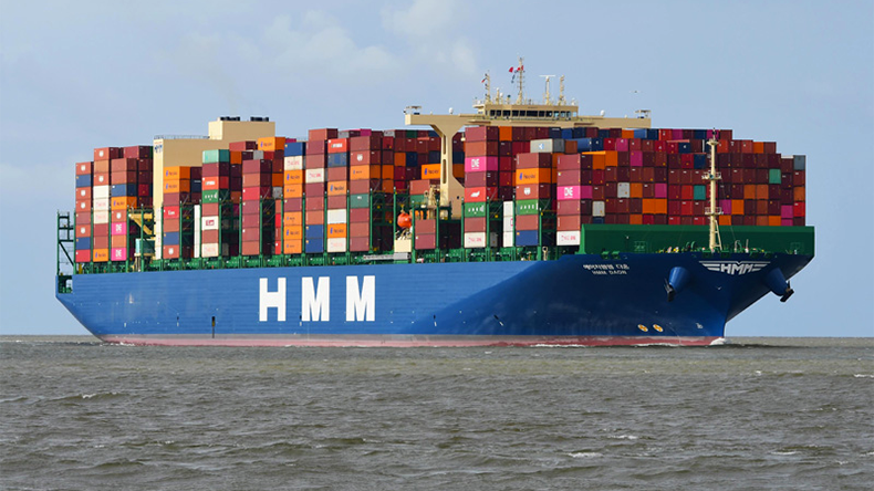 Containership HMM Daon at sea
