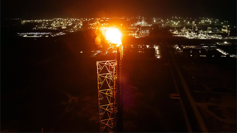 Dangote oil refinery in Nigeria with flare