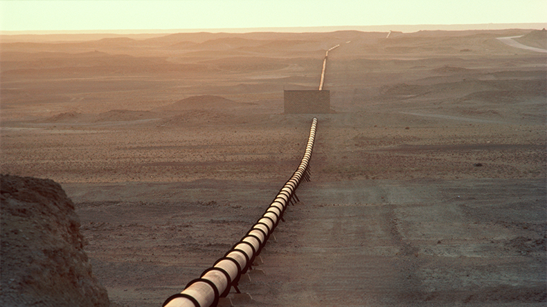 Saudi Arabia, main oil pipeline, northeastern Saudi Arabia near Iraqi border