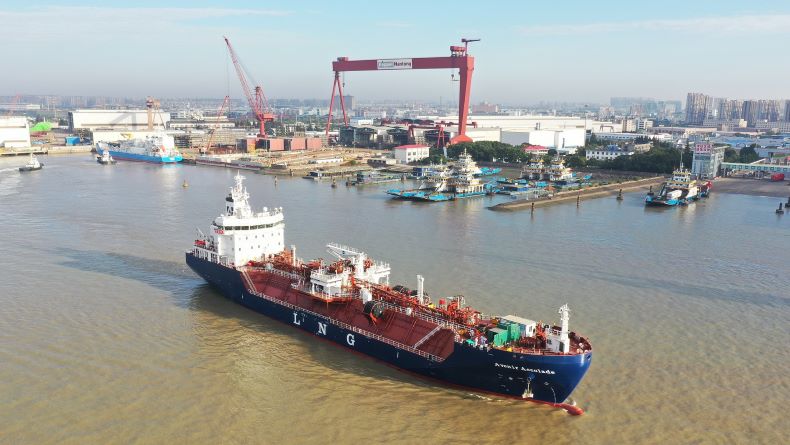 Small-scale LNG tanker Avenir Accolade