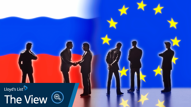 Model figures symbolizing politicians are facing the flags of Russia and the EU. Two of them shake hands.