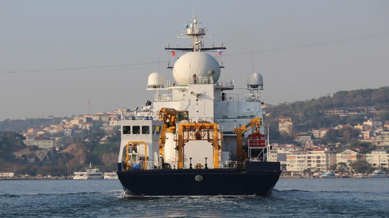 Yantar sailing through Bosphorus